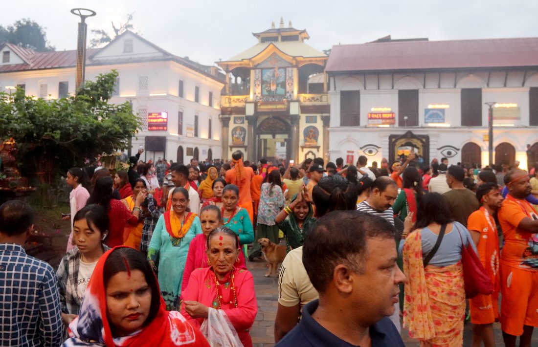 साउनको अन्तिम सोमबार : पशुपतिनाथसहित देशभरका शिवालयमा भक्तजनको घुइँचो