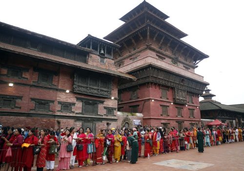 पाटनको कृष्ण मन्दिरमा श्रदालु दर्शनार्थीको बिहानैदेखि घुइँचो {तस्बिरहरू}