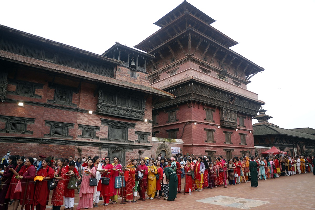 पाटनको कृष्ण मन्दिरमा श्रदालु दर्शनार्थीको बिहानैदेखि घुइँचो {तस्बिरहरू}