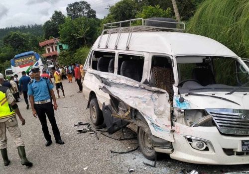 बस र माइक्रो आपसमा ठोक्किँदा आठ घाइते, दुई गम्भीरलाई काठमाडौं पठाइँदै