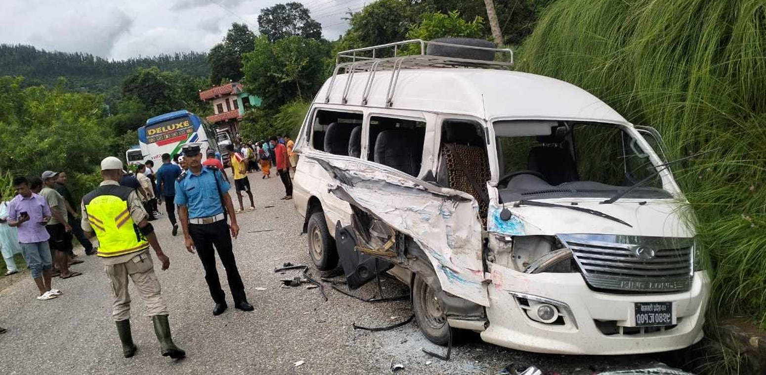 बस र माइक्रो आपसमा ठोक्किँदा आठ घाइते, दुई गम्भीरलाई काठमाडौं पठाइँदै