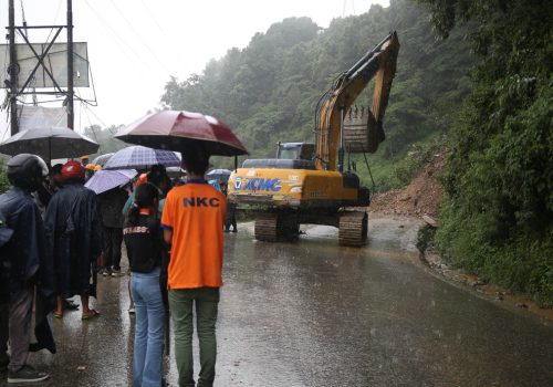 राजधानी छिर्ने मुख्य नाकाको मुखैमा पहिरो (तस्बिरहरू)