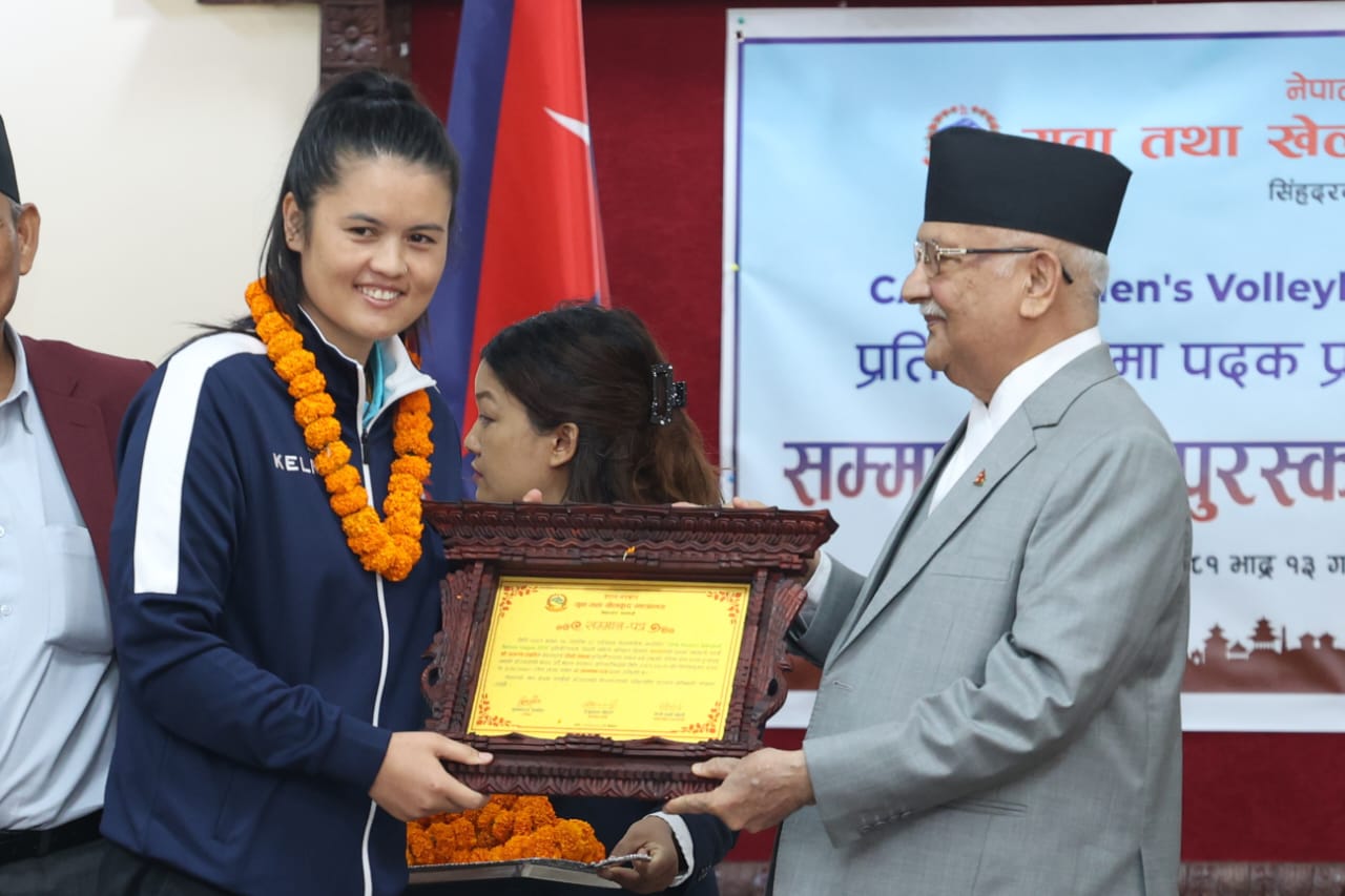 प्रधानमन्त्रीद्वारा महिला भलिबल खेलाडी र प्रशिक्षकलाई ४७ लाख ६० हजार पुरस्कार