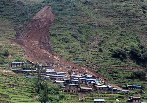 रामेछापमा पहिरोमा परी ८ बेपत्ता, २ को शव फेला, एक बालकको जिवितै उद्धार