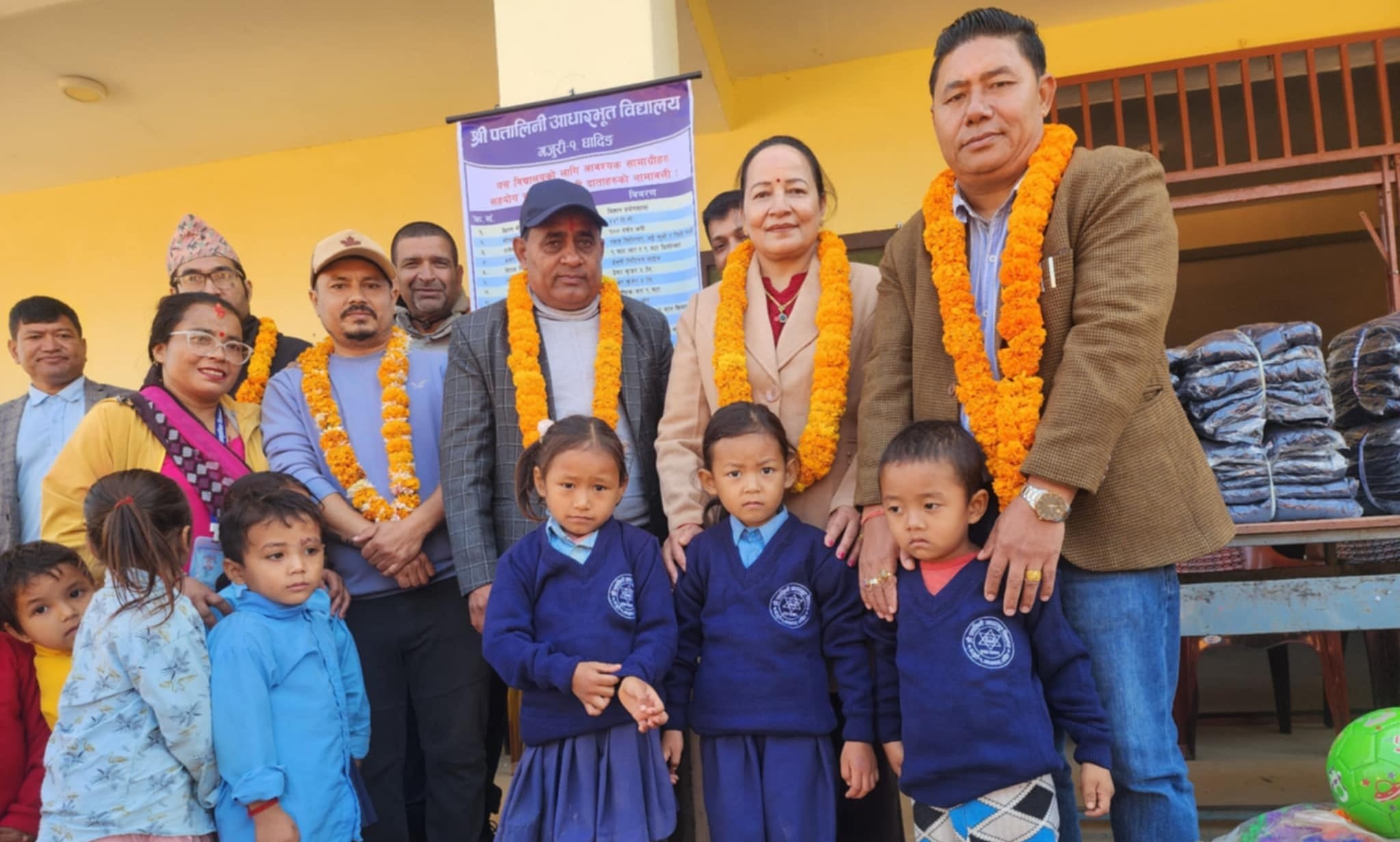 पत्तालिनी आधारभूत बिद्यालयमा बालबालिकाहरुको लागी खेलौना सामाग्री तथा न्यानो कपडा बितरण