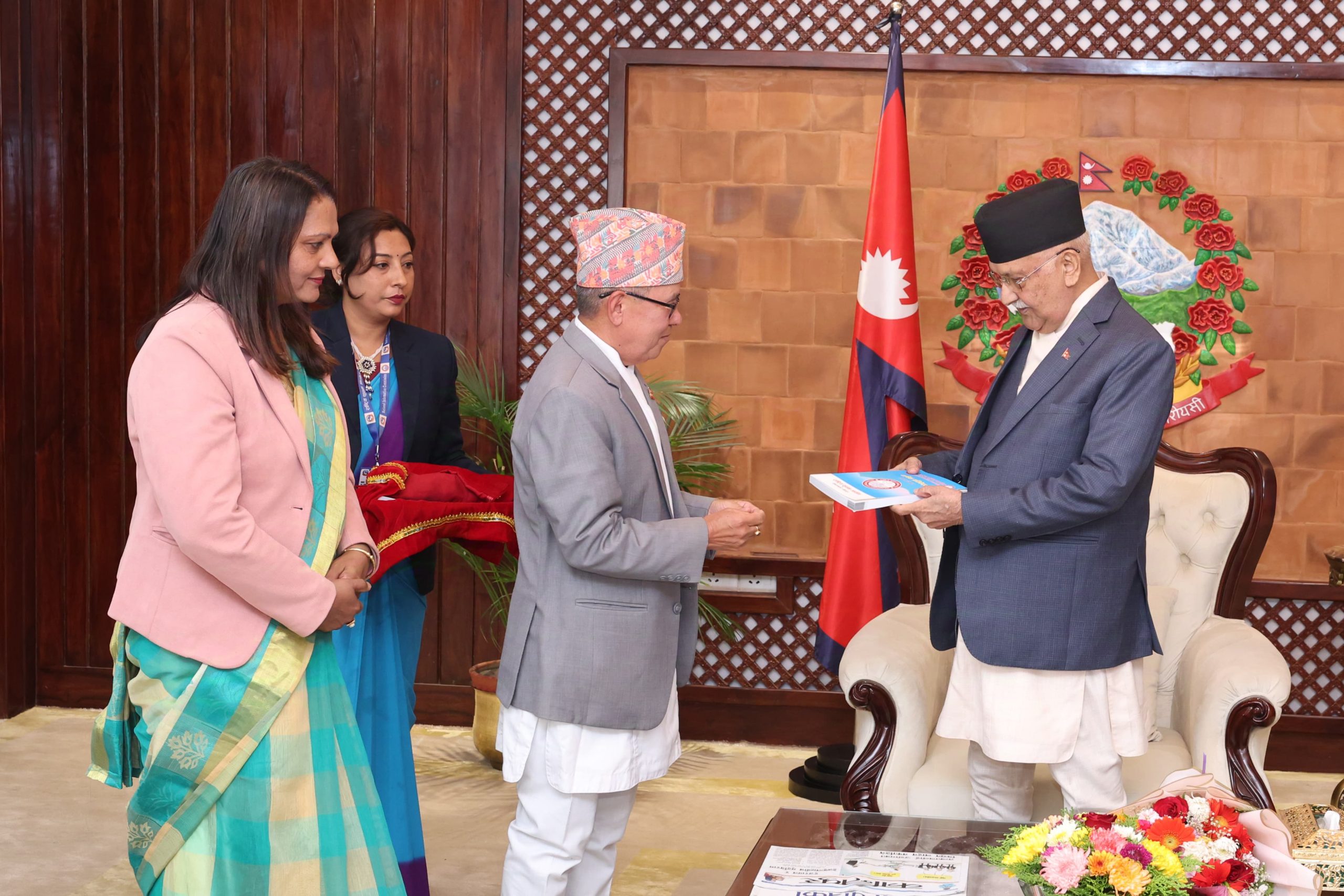 प्रधानमन्त्री समक्ष सूचना आयोगको १६ औं वार्षिक प्रतिवेदन पेस